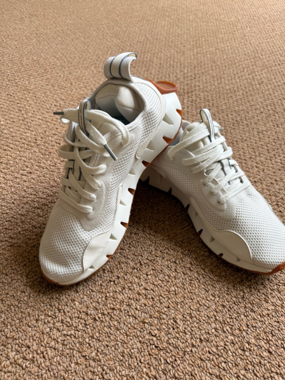 Reebok Zig Zag Dynamica Cream Mesh  Athletic Sneakers with Brown Accents